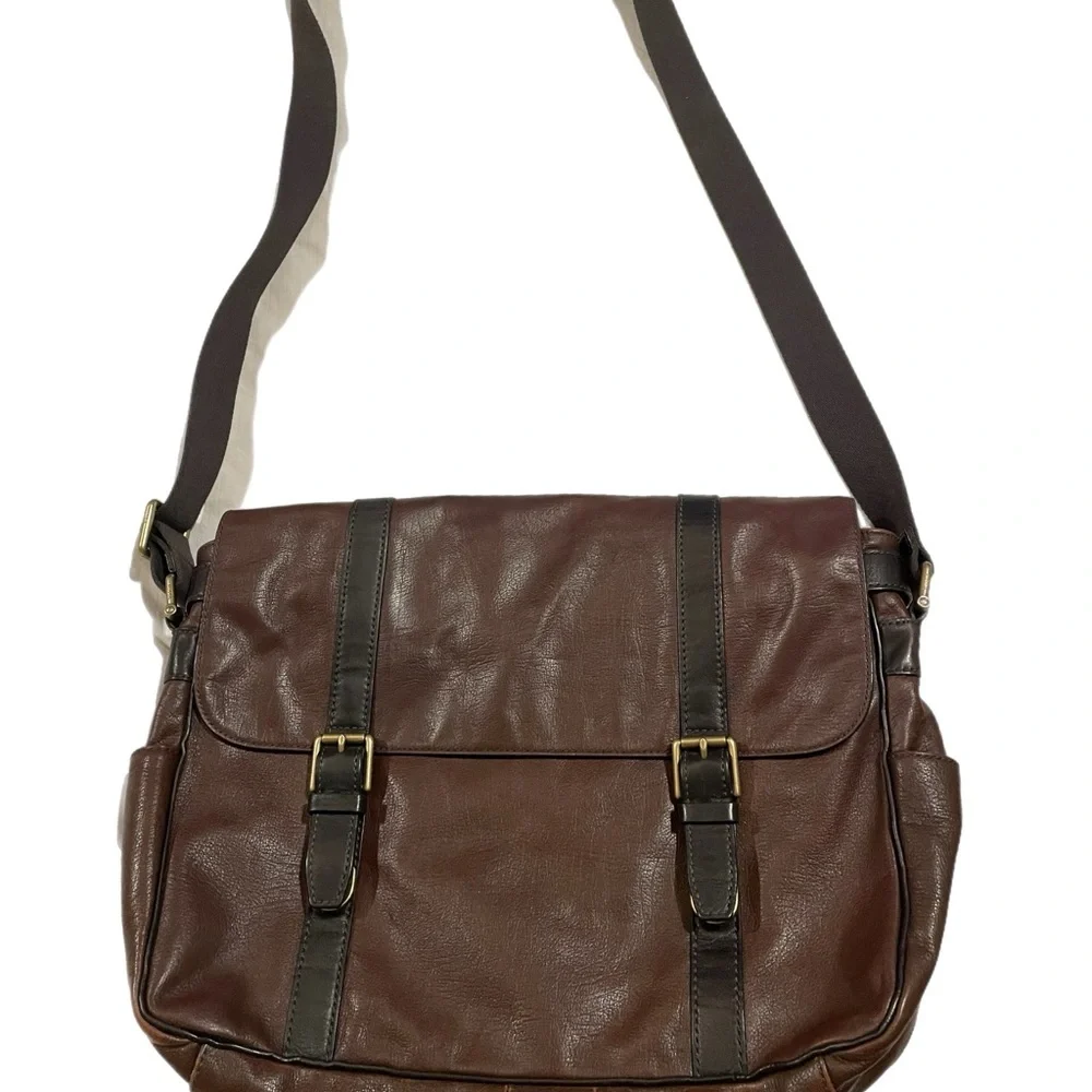 Fossil leather messenger bag in brown and black brass hardware. O